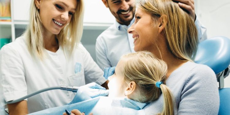 The Benefits Of Choosing A Dentist Who Offers Family And Cosmetic Services